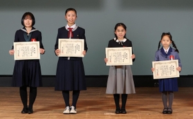 ひょうご新聞感想文コンクールで神戸新聞社賞を受けた児童や生徒＝神戸新聞松方ホール（撮影・吉田敦史）