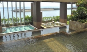 浴槽を階段状に配し、淡路島の棚田に見立てた「淡路棚田の湯」＝ホテルニューアワジ