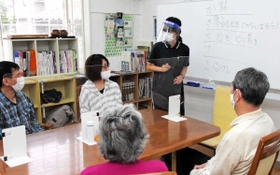 デイサービスで言葉の訓練をする利用者＝神戸市須磨区北落合２