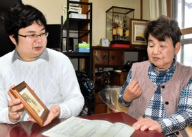 岩槻國夫さんのエピソードを振り返る石井七重さん（右）と、孫の岩槻光栄さん＝大阪府吹田市