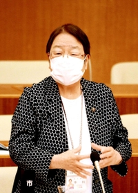 議場で任期満了での退任を表明した宝塚市の中川智子市長＝８日午前、宝塚市東洋町