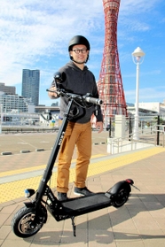 電動キックボードを製造販売するＥーＫＯＮの岡田慶太代表＝神戸市中央区波止場町