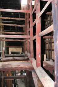 太い梁（はり）や、煙を排出するための天井空間に古民家らしさがあるという＝姫路市堺町