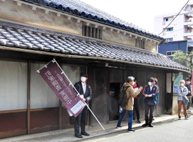 尾上市平家住宅を調査する住民グループ「姫路・町家再生塾」のメンバーら＝姫路市堺町