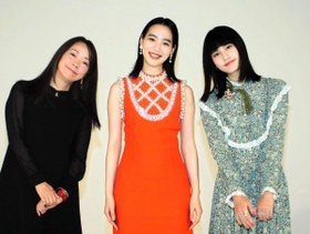 ７年ぶりの共演に注目が集まるのん（中央）と橋本愛（右）、大九明子監督＝東京都港区、六本木スタジオ（撮影・永見将人）