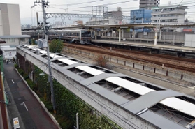 右奥が現在のＪＲ甲子園口駅。手前の白い屋根の駐輪場に、かつて阪神甲子園口駅の建設が計画されていた＝西宮市甲子園口