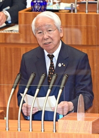 来年７月末の任期満了での退任を表明する井戸敏三兵庫県知事＝１１日午前、県議会議場（撮影・秋山亮太）