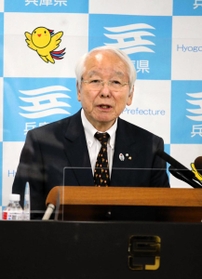 らの退任表明を受けて改めて会見する井戸敏三・兵庫県知事＝１１日午後、兵庫県庁（撮影・山崎　竜