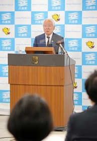 自らの退任表明を受け、改めて会見を行った井戸敏三・兵庫県知事＝１１日午後、兵庫県庁（撮影・山崎　竜）