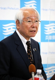 らの退任表明を受けて改めて会見する井戸敏三・兵庫県知事＝１１日午後、兵庫県庁（撮影・山崎　竜）