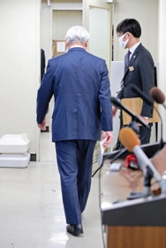 退任表明を受けた会見を終え、会場を後にする井戸敏三・兵庫県知事＝１１日午後、兵庫県庁（撮影・山崎　竜）