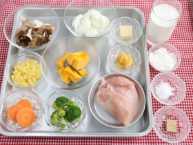 （１）１日の野菜摂取量は３５０グラム以上が目安。彩りのある緑黄色野菜を中心に多く摂取できる。