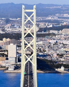 北側の眺め。神戸側主塔の向こうに住宅街が広がる＝淡路市岩屋沖
