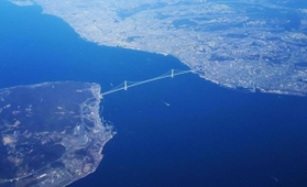 淡路島（左下）と神戸市垂水区（右）を結ぶ明石海峡大橋＝２０１８年