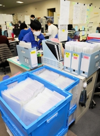 資料箱に入った感染者の情報ファイルが業務量の多さを物語る＝尼崎市七松町１、尼崎市保健所（画像の一部を加工しています）