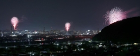 コロナ禍の収束も願い、姫路市内で同時に打ち上げられた花火＝１２日夜、姫路市白浜町から（撮影・小林良多）
