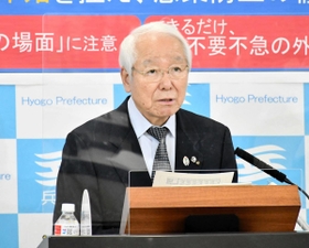 定例会見で発言する井戸敏三知事＝兵庫県庁