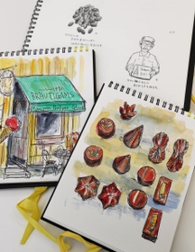 木野内美里さんが訪れた世界各地で、チョコレートやショップ、職人などを描いたスケッチブック＝神戸市中央区浪花町（撮影・辰巳直之）