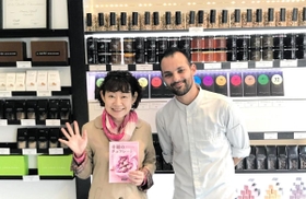 海外のチョコ職人と写真に収まるバイヤー、木野内さん（本人提供）