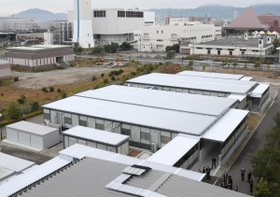 コロナ重症患者らを受け入れている神戸市立医療センター中央市民病院の臨時病棟＝神戸市中央区港島南町２