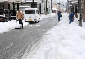 市街地も降り続いた雪で覆われ、住民らが除雪作業に追われた＝１７日午前、豊岡市寿町（撮影・阿部江利）