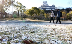 世界文化遺産・国宝姫路城周辺もわずかに雪化粧＝１７日午前、姫路市本町（撮影・小林良多）
