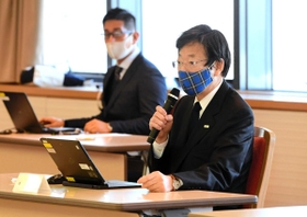 「静かな年末年始を」と呼びかけるコロナ対策本部長の久元喜造神戸市長＝１７日午前、神戸市役所（撮影・中西幸大）