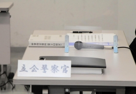 指定暴力団絆会の指定更新のため、兵庫県公安委員会が県警本部内に設けた意見聴取を開いた。同会は欠席。会場には県警が事件捜査などで集めた同会の資料が用意されていた＝１７日午前９時４９分、神戸市中央区下山手通５