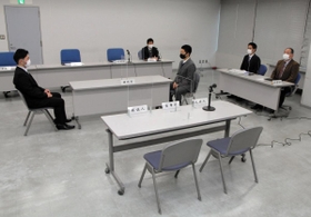 指定暴力団絆会の指定更新のため、兵庫県公安委員会が県警本部内に設けた意見聴取の会場。組側は欠席した＝１７日午前９時４８分、神戸市中央区下山手通５