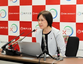 県内約１万人の調査で、ほとんど抗体保有者がいなかったと説明する、神戸大学大学院の森康子感染症センター長＝１７日午後、神戸市中央区楠町７