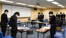 亡くなった生徒に黙とうをささげる調査委員会の委員ら＝１８日午前、神戸市中央区東川崎町１、市総合教育センター（撮影・後藤亮平）