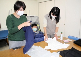 「声が届いてうれしい」とサンプルを手にする保護者ら＝神戸市中央区橘通３、神戸市立総合福祉センター