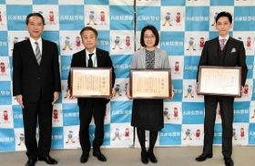 感謝状を受け取る（右から）摂南大の中沼丈晃教授、アシックスの太田めぐみ執行役員、神戸新聞の谷正典取締役＝兵庫県警本部