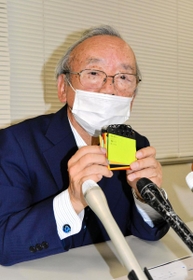 ９月に亡くなった神戸市垂水区の中学３年生の女性生徒が残したメモを手に、概要を話す野口善國弁護士＝１８日午後、神戸市中央区（撮影・村上晃宏）