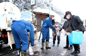断水地域で、給水車の前に並ぶ住民たち＝１８日午前、兵庫県香美町村岡区入江（撮影・金海隆至）