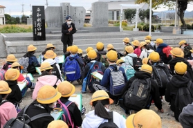 平和学習で訪れた小学生。新型コロナの影響で修学旅行先としても人気に＝加西市鶉野町