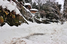 早朝からの除雪作業で集落の手前まで開通した高山地区＝兵庫県新温泉町歌長