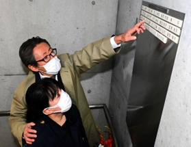白木利周さんの銘板を見つめるかおりさんと堀内正美さん＝１９日午後、神戸市中央区加納町６（撮影・中西幸大）