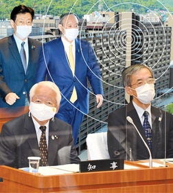 右下から時計回りに金沢和夫副知事、井戸敏三知事、西村康稔経済再生担当相、菅義偉首相（一部加工処理をしています）