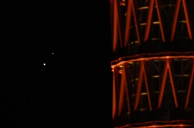 神戸ポートタワー越しに大接近した木星（左下）と土星＝２１日午後６時１６分、神戸市中央区から（撮影・吉田敦史）
