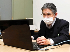 インターネット上の差別的書き込みを探す尼崎人権啓発協会の三澤雅俊さん＝尼崎市役所