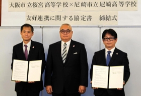 協定の締結式に臨む（左から）桜宮高の森口愛太郎校長、柳本晶一さん、市尼高の高橋利浩校長＝大阪市役所