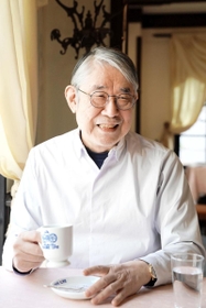 神戸から新型コロナ禍に不安を抱える人らへのメッセージを発した松本隆さん＝神戸市内