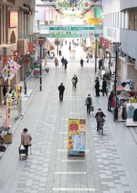 再開発で地区内の人口は増えたものの、にぎわいが戻りきらない大正筋商店街＝神戸市長田区（撮影・辰巳直之）