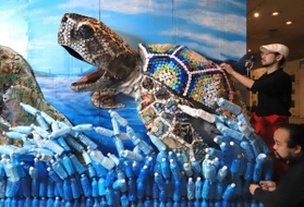 須磨海岸で拾い集めたプラスチックごみを材料に制作されたウミガメの作品＝神戸市須磨区若宮町１、須磨海浜水族園