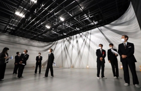 スタジオを見学する関係者ら＝２４日午後、神戸市中央区東川崎町１（撮影・鈴木雅之）