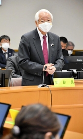 新型コロナウイルス感染症対策本部会議の冒頭に発言する井戸敏三知事＝２４日夕、神戸市中央区、兵庫県災害対策センター