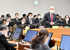 新型コロナウイルス感染症対策本部会議の冒頭に発言する井戸敏三知事（右奥）＝２４日夕、神戸市中央区、兵庫県災害対策センター