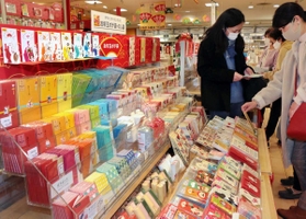 「母には紫かな」「あの子はこのキャラクターにしよう」と、お年玉袋を選ぶ買い物客ら＝神戸市中央区小野柄通８、神戸ロフト