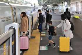 下り新幹線に乗り込む人たち＝２６日午前、ＪＲ新神戸駅（撮影・斎藤雅志）
